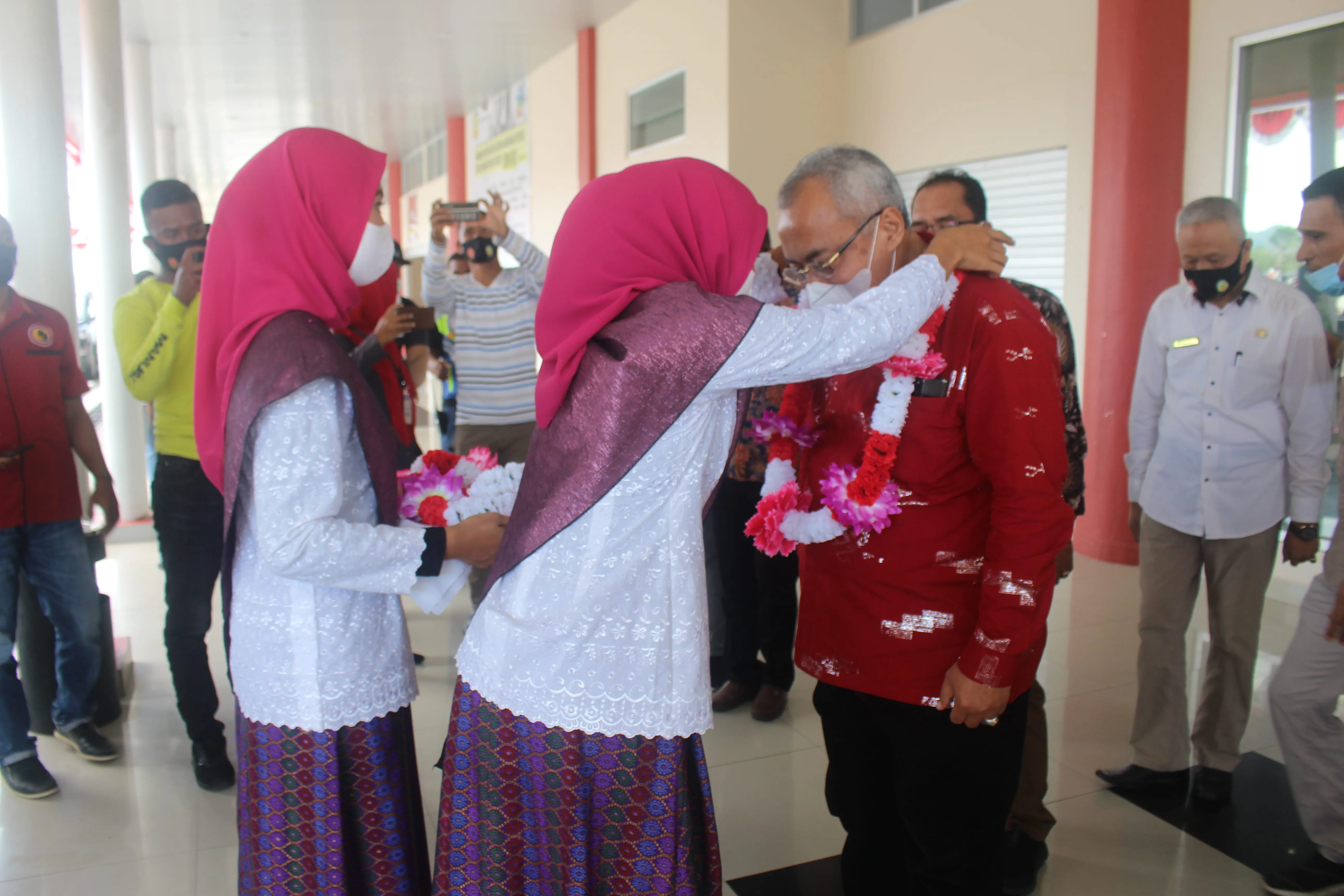 Pengalungan Bunga Kepada Sekjen Bawaslu Saat Tiba di Buru
