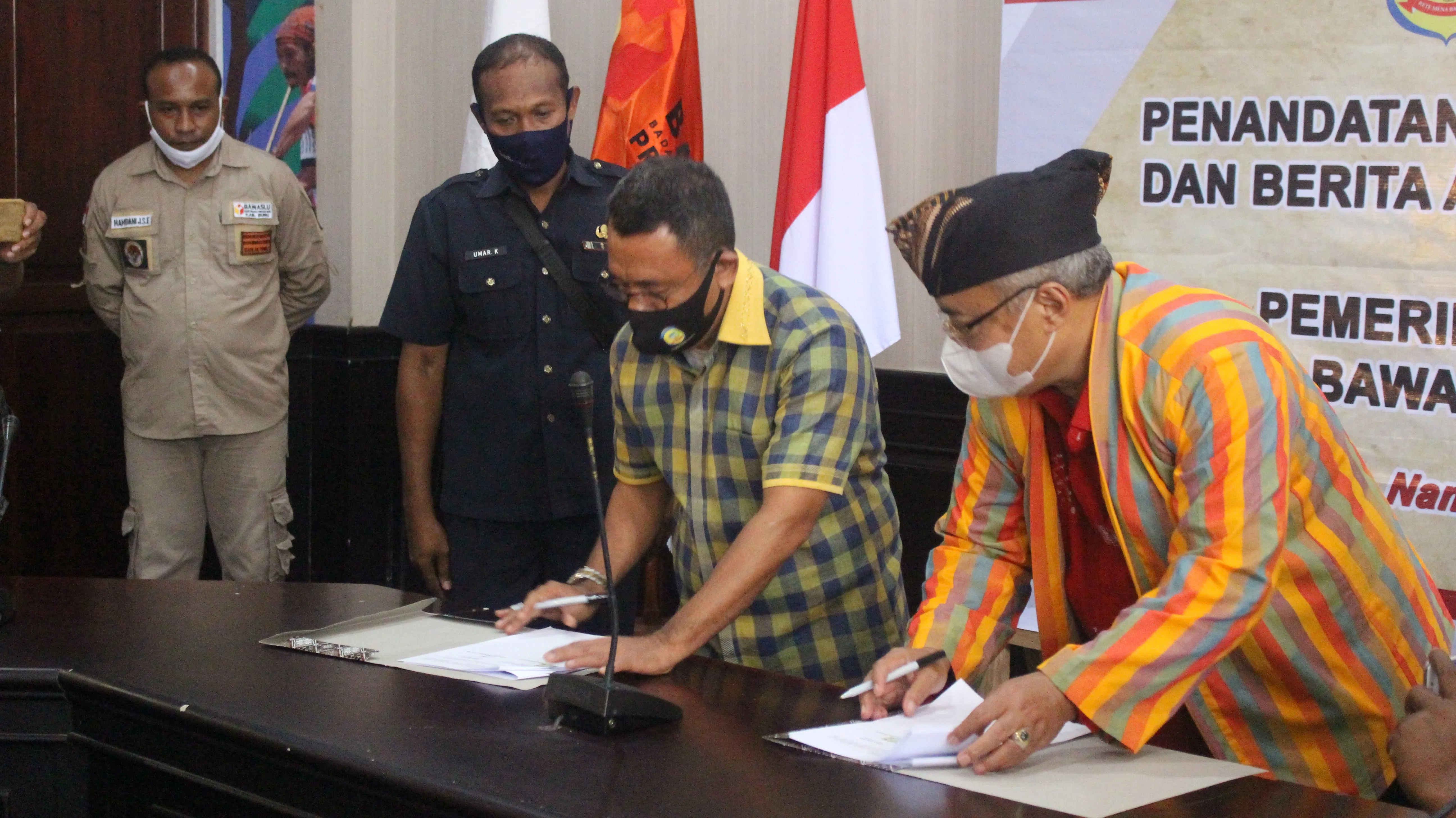 Penandatanganan Naskah Hibah Lahan Dari Pemkab Buru Kepada Bawaslu