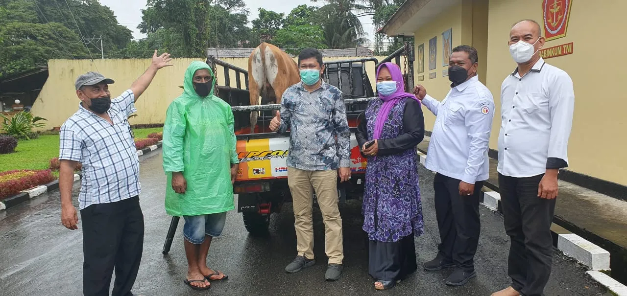 Penyerahan Hewan Kurban dari Pemprov Maluku Yyang Diterima Langsung Oleh Ketua Bawaslu Maluku