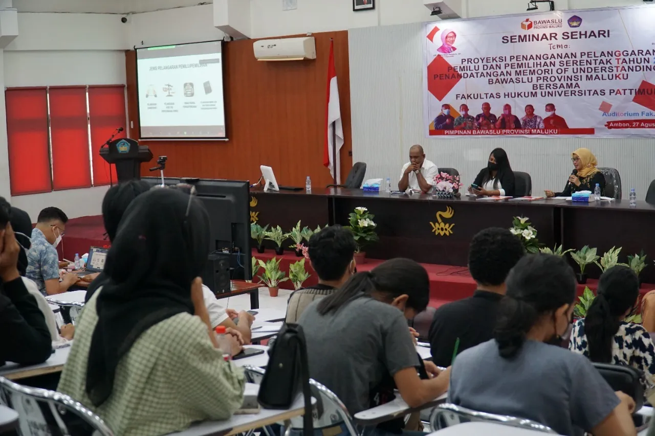 Pimpinan Bawaslu RI, Ratna Dewi Pettalolo saat memberikan Kuliah Hukum Di Unpatti, Ambon
