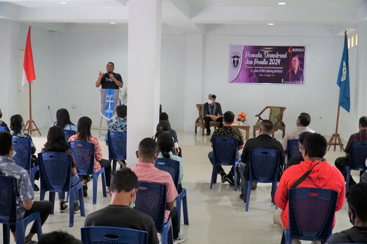 Pimpinan Bawaslu RI, Frits Siregar saat menyampaikan materi di Sekretariat GMKI