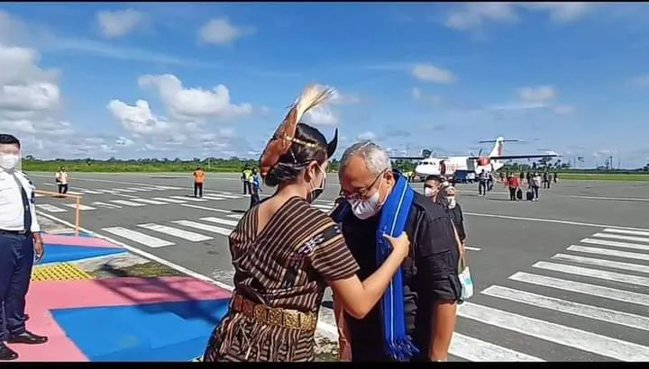 Sekjen Bawaslu Mendapat Pengalungan Syal Selamat Datang Saat Tiba di Kabupaten Kepulauan Tanimbar