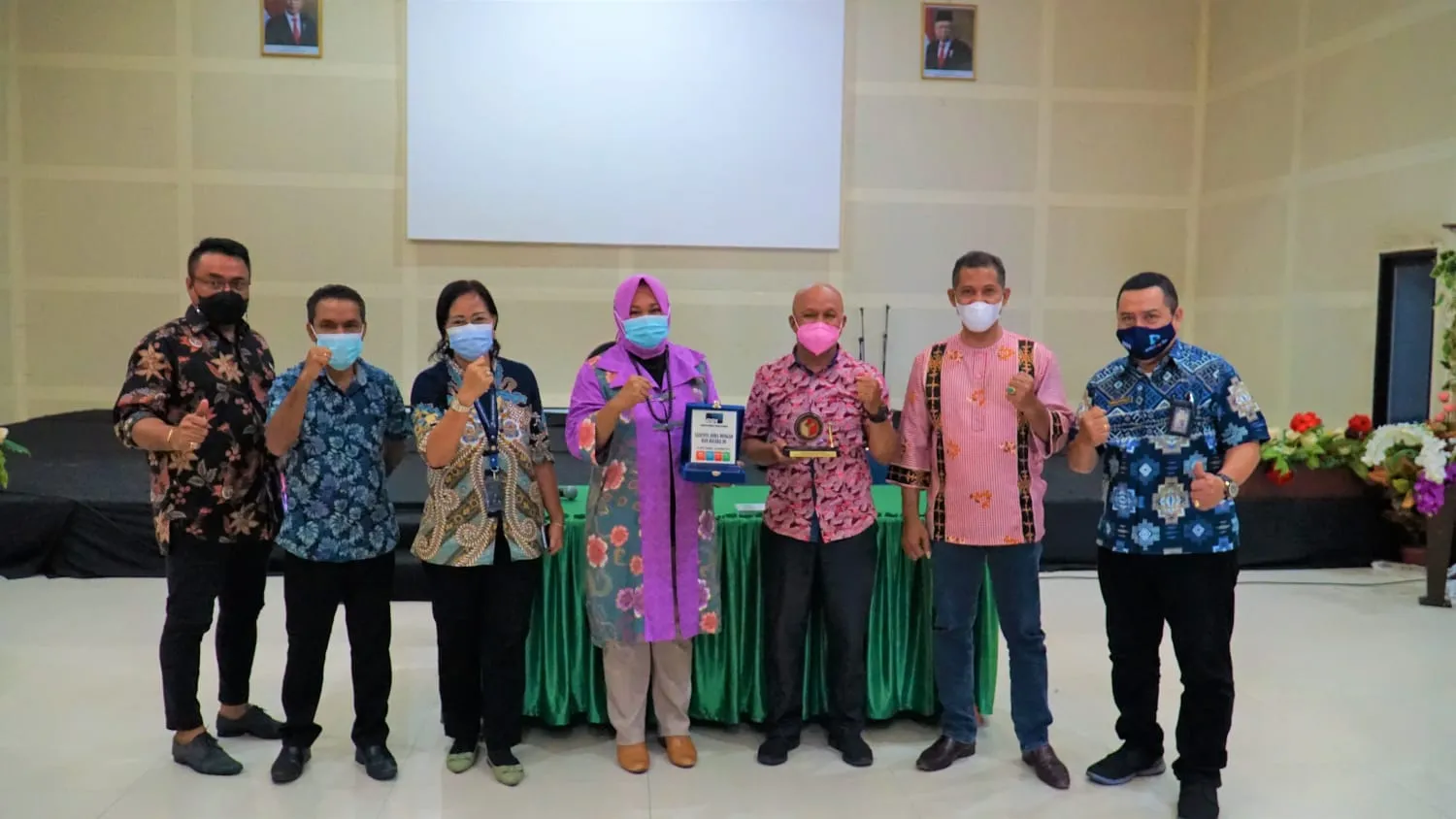 Ketua dan Kasek Bawaslu Provinsi Maluku Foto Bersama Pimpinan RRI Ambon