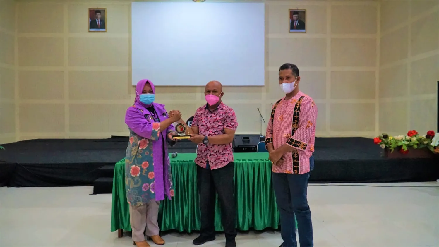Saling Menukar Cindera Mata Dalam Program Mangente dan Bastori Pemilu di RRI Ambon