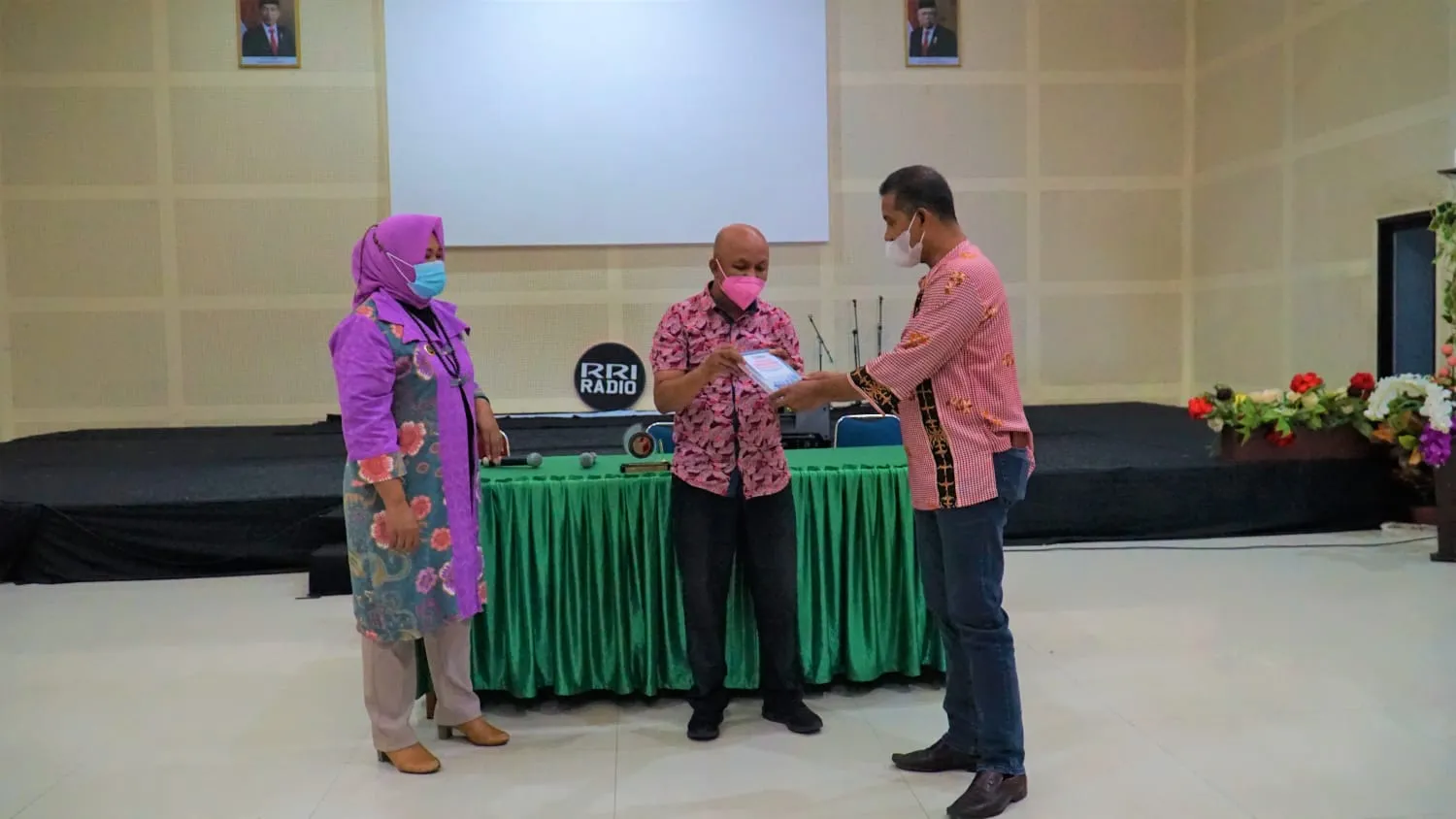 Saling Menukar Cindera Mata Dalam Program Mangente dan Bastori Pemilu di RRI Ambon