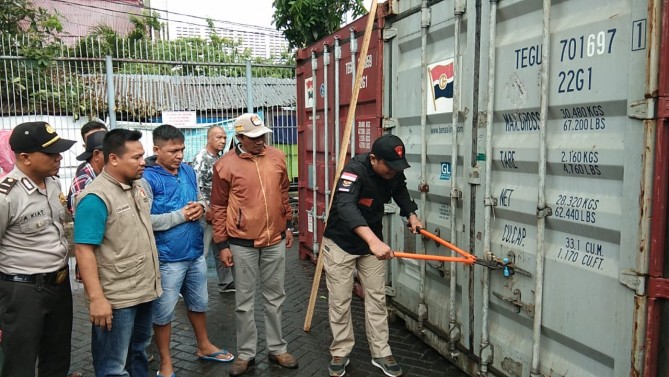 7 Kontener Surat Suara tiba dI Pelabuhan Yos Soedarso Ambon
