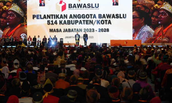 Lantik 33 Anggota Bawaslu Kabupaten/Kota Se Maluku Periode 2023 Sampai 2028, Bagja Minta Jaga Kualitas Demokrasi