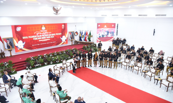 Dua Bapaslon Serahkan Berkas Pendaftaran Pilpres 2024, Lima Pimpinan Bawaslu Awasi Secara Melekat