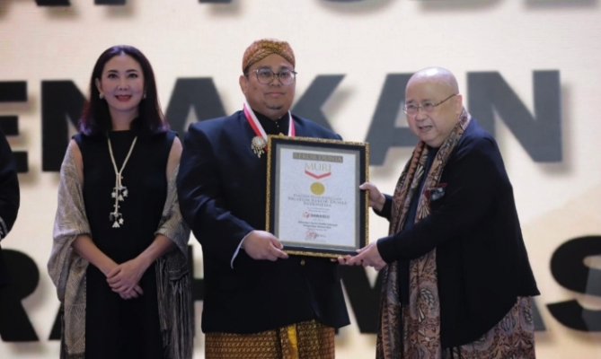 Pecahkan Rekor Dunia, Bawaslu Lantik 1912 Pejabat Gunakan Busana Adat