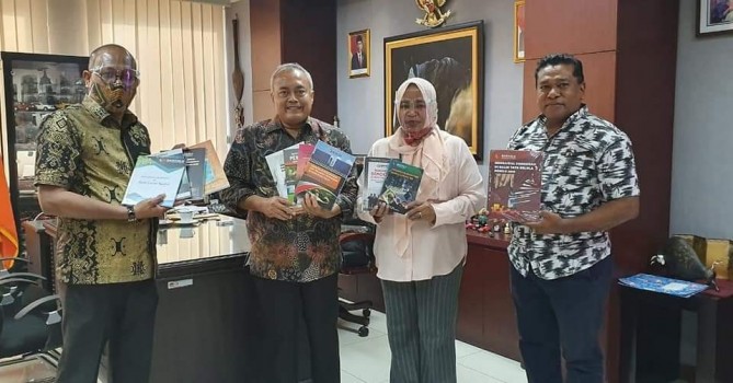 Sekjend Bawaslu Apresiasi 13 Buku Hasil Kinerja Pengawasan Pemilu 2019 Bawaslu Maluku.