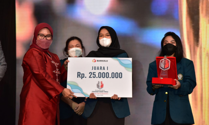 Undip Raih Juara Utama Debat Penegakan Hukum Pemilu Perguruan Tinggu se Indonesia ke II