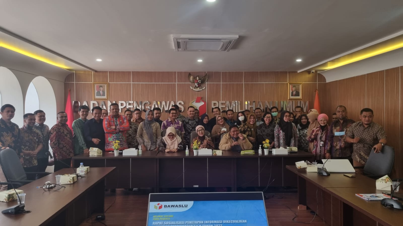 Penyerahan Laporan Layanan Informasi Publik ke Pusdatin Bawaslu RI