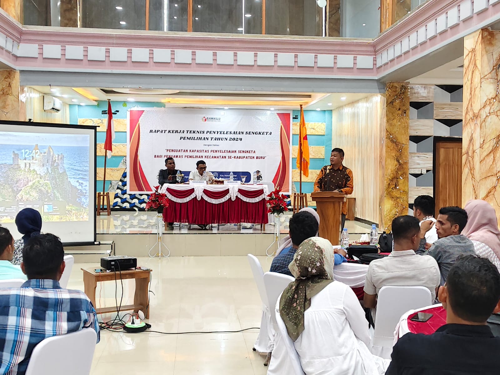 BERIKAN PENGUATAN KAPASITAS PENYELESAIAN SENGKETA, BAWASLU GELAR RAKERNIS DENGAN PANWASCAM SE-KABUPATEN BURU