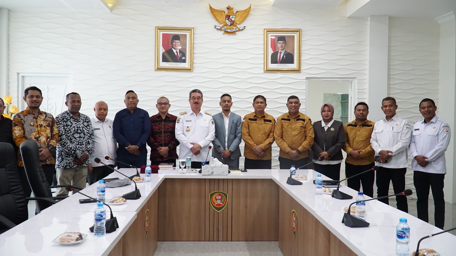 Sambangi Gubernur di Kantornya, Bawaslu Maluku Sampaikan Hasil Kerja Pengawasan Pilkada 2024