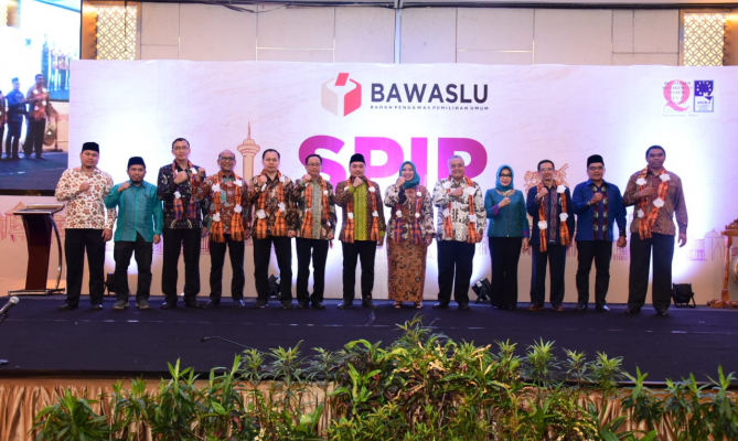 Sekretariat Bawaslu Maluku melangsungkan Upacara Bendera 17 Agustus 2017