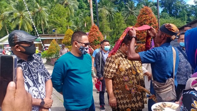 Sirih Pinang dan Tarian Cakalele Sambut Kedatangan Rahmat Bagja di Buru Selatan