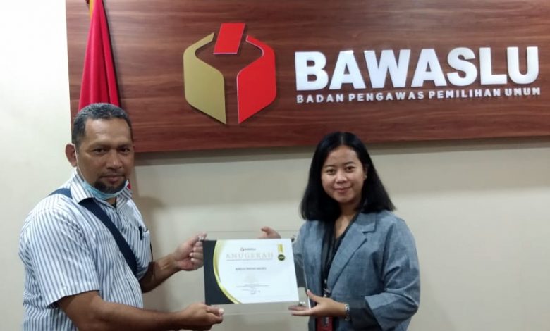 Bawaslu Maluku Terima Penghargaan Perengkingan Website PPID