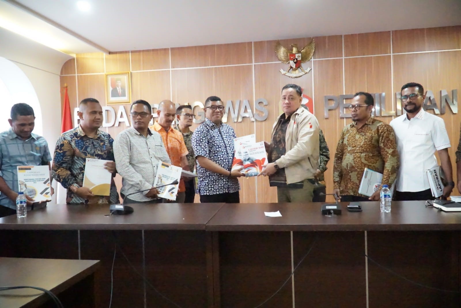 Bawaslu Provinsi dan Kabupaten Kota Se Maluku Kembali Serahkan Laporan Akhir ke Bawaslu RI
