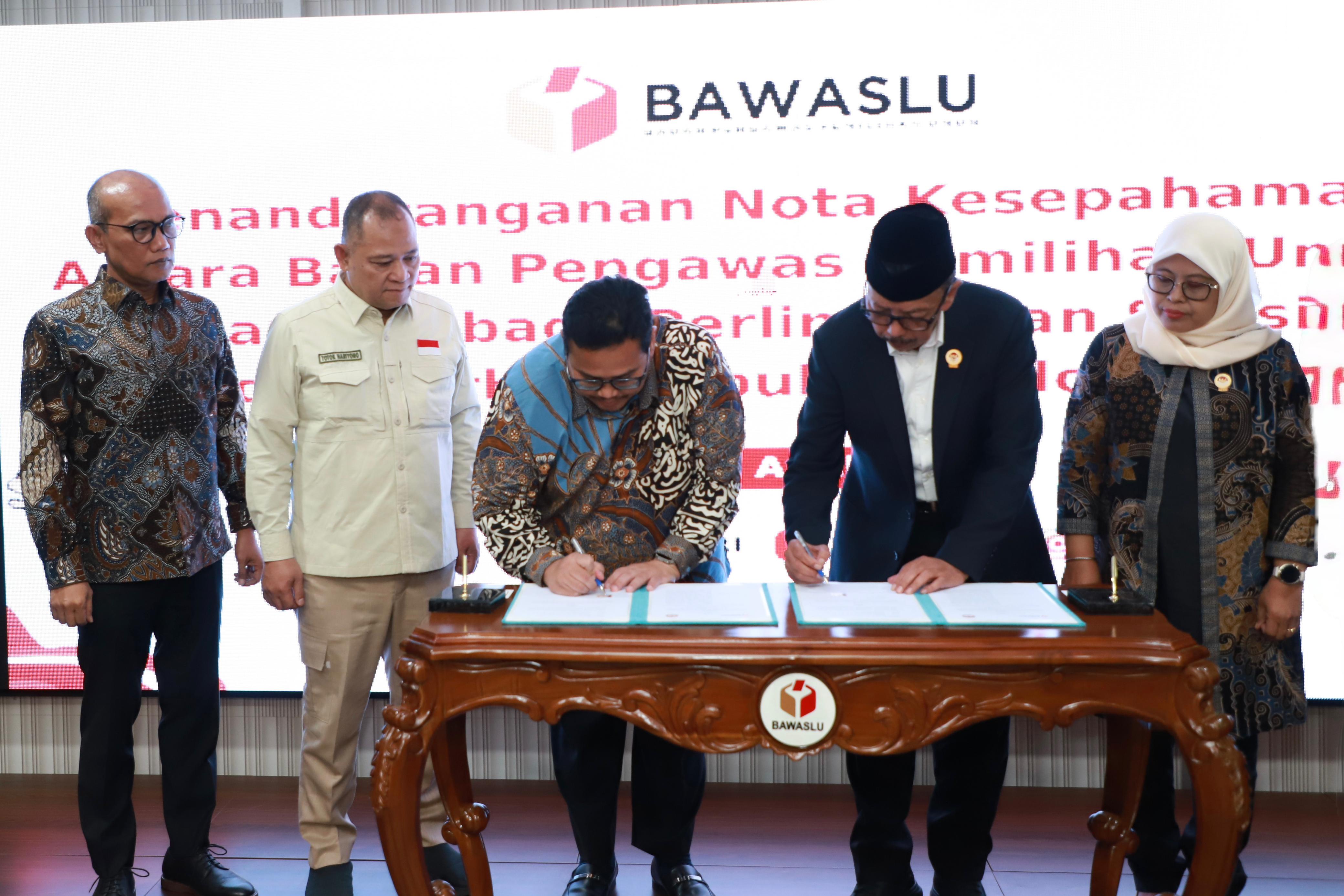 Ketua Bawaslu Rahmat Bagja (ketiga dari kiri) saat penandatanganan nota kesepahaman antara Bawaslu dan LPSK di Jakarta, Selasa (28/4/2026)