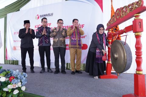Anggota Bawaslu, Kordiv Pencegahan, Partisipasi Masyarakat dan Hubungan Masyarakat Lolly Suhenty saat membuka Kick Off Pendidikan Pengawas Partisipatif di Kabupaten Tangerang, Banten, Selasa (12/5/2026).