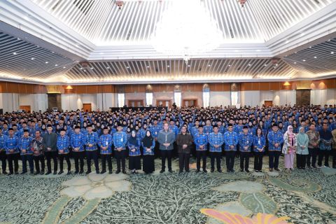 Bawaslu melantik 1835 CPNS secara daring dan luring pada Selasa (19/5/2026). Acara pelantikan tersebut dihadiri oleh Sekretaris Jenderal Bawaslu Ferdinand Eskol Tiar Sirait, Ketua Bawaslu Rahmat Bagja, Anggota Bawaslu Herwyn J.H. Malonda, Deputi Bidang Administrasi La Bayoni, Deputi Dukungan Teknis Yusti Erlina, dan Inspektur Utama Rini Wartini.