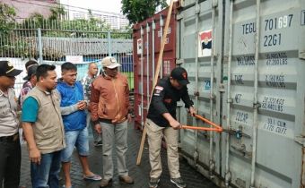 7 Kontener Surat Suara tiba dI Pelabuhan Yos Soedarso Ambon