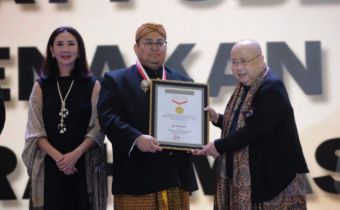 Pecahkan Rekor Dunia, Bawaslu Lantik 1912 Pejabat Gunakan Busana Adat