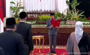 Jokowi Lantik Lima Pimpinan Bawaslu Periode 2022-2027