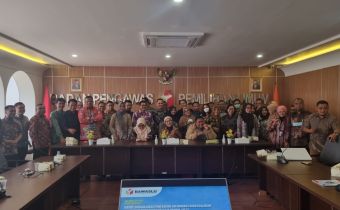 Penyerahan Laporan Layanan Informasi Publik ke Pusdatin Bawaslu RI