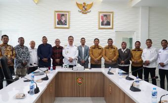 Sambangi Gubernur di Kantornya, Bawaslu Maluku Sampaikan Hasil Kerja Pengawasan Pilkada 2024