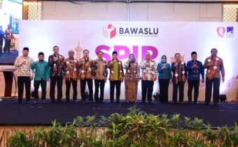 Sekretariat Bawaslu Maluku melangsungkan Upacara Bendera 17 Agustus 2017