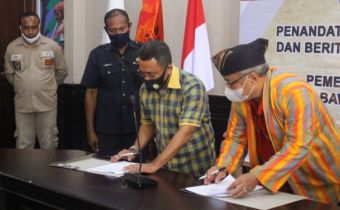 Diawali Pengukuhan Sebagai Warga Kehormatan Adat, Sekjen Bawaslu Terima Hibah Tanah Dari Pemkab Buru