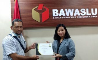 Bawaslu Maluku Terima Penghargaan Perengkingan Website PPID