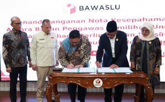 Ketua Bawaslu Rahmat Bagja (ketiga dari kiri) saat penandatanganan nota kesepahaman antara Bawaslu dan LPSK di Jakarta, Selasa (28/4/2026)