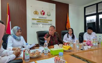 Anggota Bawaslu Totok Hariyono saat melakukan supervisi dan monitoring program konsolidasi demokrasi di kantor Bawaslu Kota Jakarta Selatan, Rabu (22/4/2026).