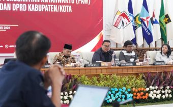 Ketua Bawaslu Rahmat Bagja (kedua dari kiri) dalam Forum Diskusi Terpumpun Kajian Hukum Permasalahan Proses Penggantian Antarwaktu (PAW) Anggota DPR, DPRD Provinsi, dan DPRD Kabupaten/Kota, di Kantor KPU, Selasa (26/5/2026).