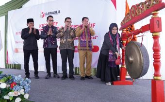 Anggota Bawaslu, Kordiv Pencegahan, Partisipasi Masyarakat dan Hubungan Masyarakat Lolly Suhenty saat membuka Kick Off Pendidikan Pengawas Partisipatif di Kabupaten Tangerang, Banten, Selasa (12/5/2026).