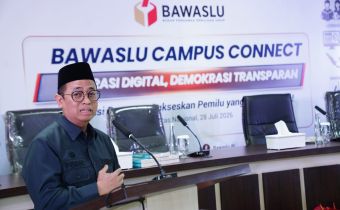 Anggota Bawaslu, Puadi, saat membuka kegiatan Bawaslu Campus Connect dengan tema "Generasi Digital, Demokrasi Transparan" di Universitas Nasional (Unas), Jakarta, Selasa (28/7/2026).
